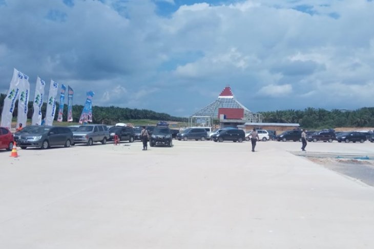 Kendaraan arus mudik mengantre untuk mengisi BBM di area peristirahatan 234 tol Mesuji, Lampung, Jumat 31 Mei 2019. Para pemudik mengharapkan persoalan keterbatasan stok BBM itu segera diatasi oleh Pertamina. (Foto: Antara:/Raharja)