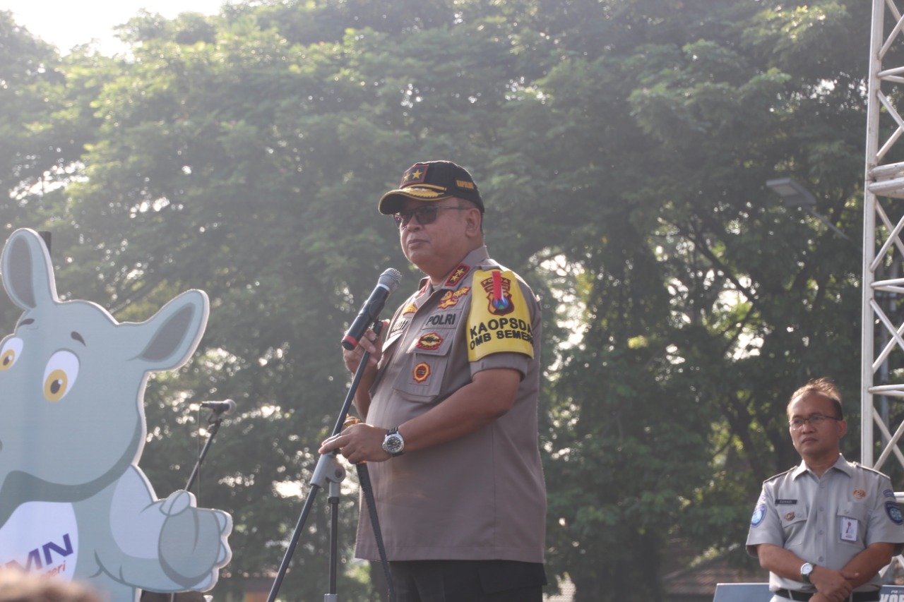 Kapolda Jatim Irjen Pol Luki Hermawan saat memberi sambutan di acara Mudik Gratis Bareng BUMN dan Jasa Raharja. (Foto: Faiq/ngopibareng)
