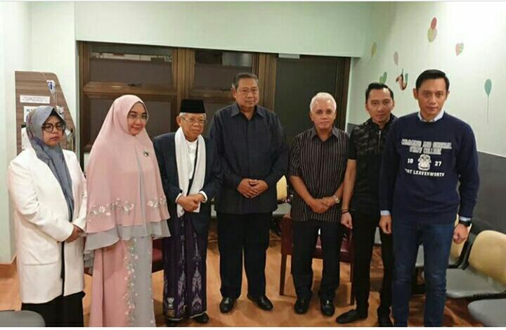 Hatta Rajasa menemani besannya, Susilo Bambang Yudhoyono (SBY) dan kedua putranya, Agus Harimurti Yudhoyono (AHY) dan Edhie Baskoro Yudhoyono, saat dikunjungi capres Ma'ruf Amin di National University Hospital (NUH) Siangpura.
