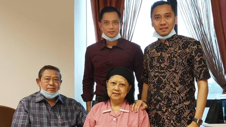Ani yudhoyono beserta keluarga. (Foto: Instagram)