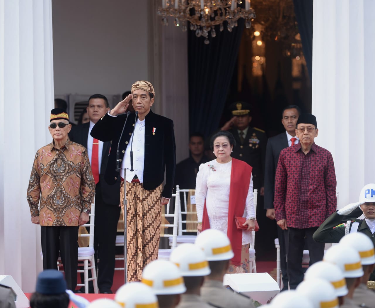 Inspektur Upacara Hari Lahir Pancasila, Presiden Jokowi mengenakan busana adat Jawa, Sabtu 1 Juni 2019. (Foto: Biro Pers Setpres)
