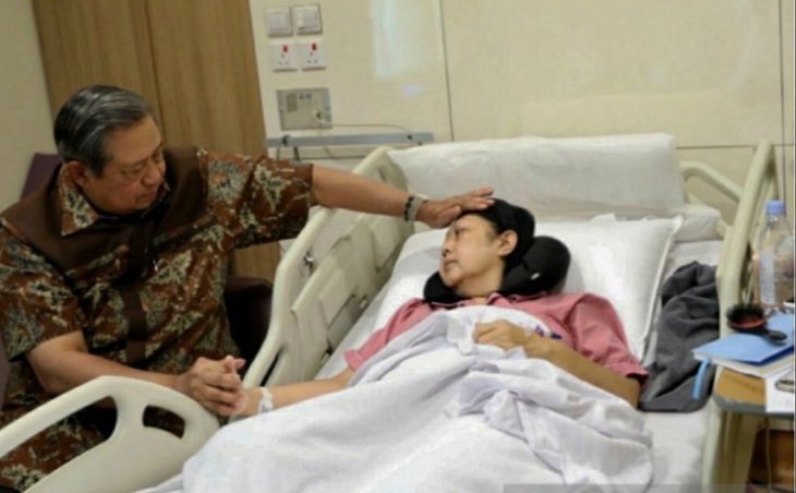 SBY saat mendampingi istrinya Ani di salah satu RS DI Singapura (Foto: Antara)