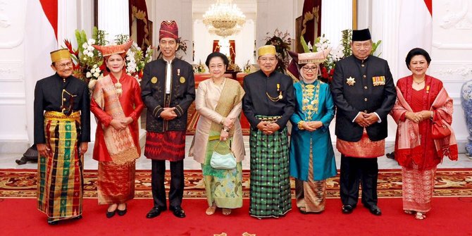 Foto kenangan Ani Yudhoyono dan Susilo Bambang Yudhoyono bersama Presiden Jokowi dan Ibu Negara Iriana Jokowi, beserta mantan presiden Habibie dan Megawati Soekarnoputri, juga Wapres Jusuf Kalla dan istri, pada peringatan Proklamasi Kemerdekaan di Istana Merdeka, Jakarta, pada 17 Agustus 2017.