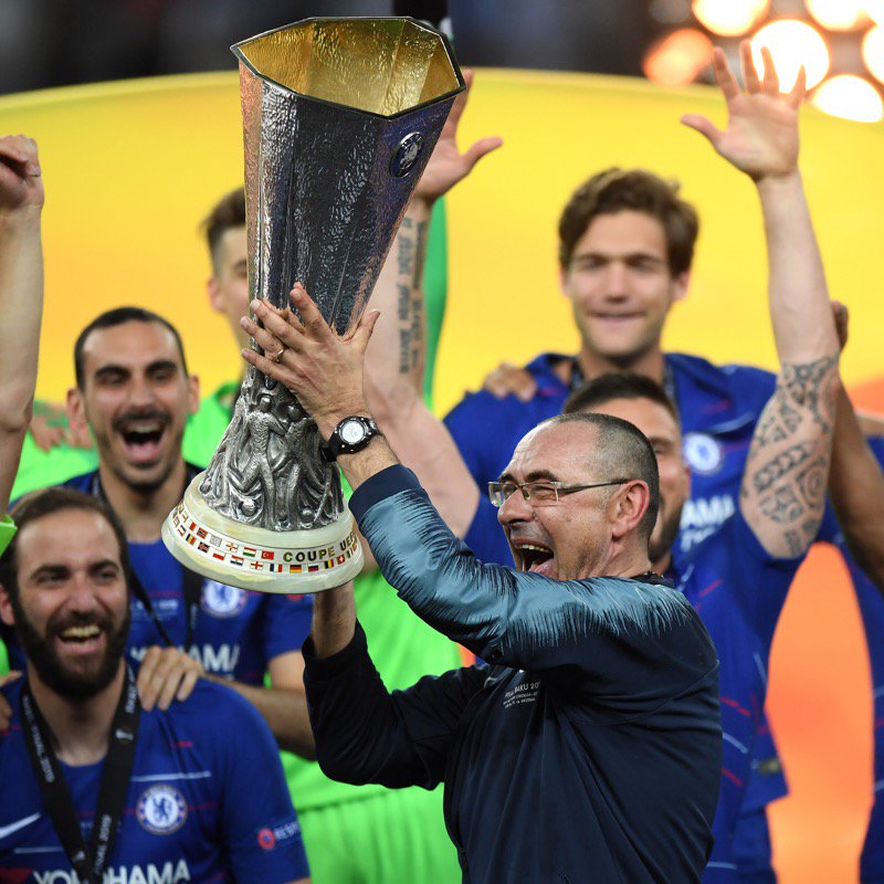 Manajer Chelsea, Maurizio Sarri saat mengangkat trofi pertama di sepanjang kariernya. (Foto: Twitter/Chelsea)