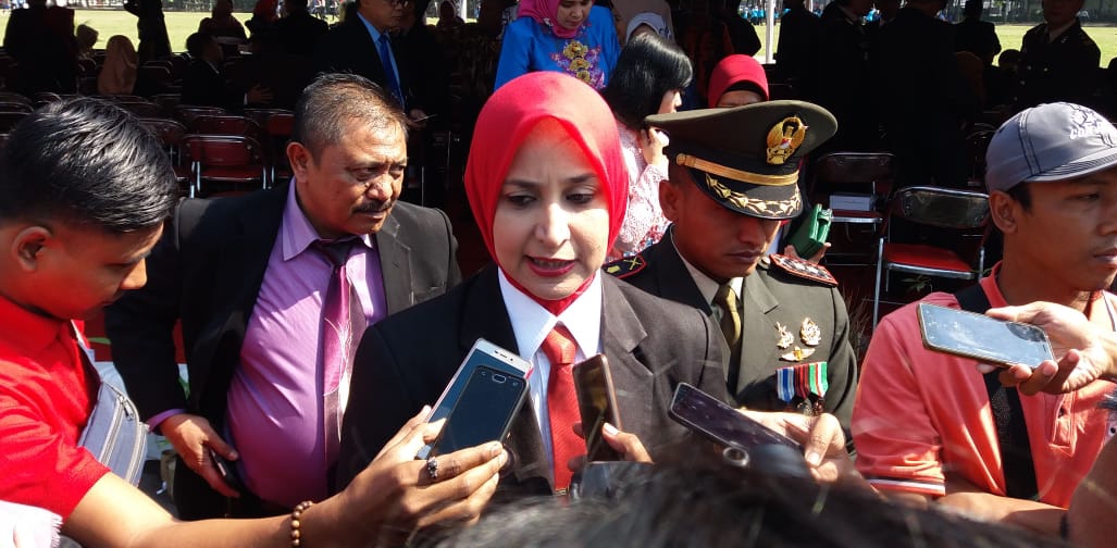 Bupati Jember Faida (tengah) ketika memberi keterangan pada pers. (Foto: ist/ngopibareng.id)