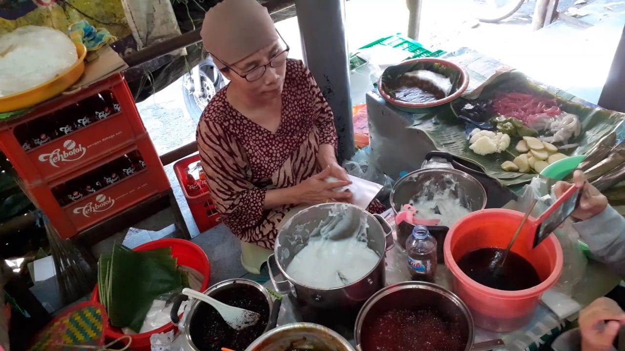 Khadijah salah satu penjual Bubur Madura di Pasar Atom, Surabaya. (foto: Haris/ngopibareng.id)