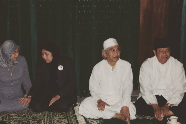 Gus Mus ketika bersama Susilo Bambang Yudhoyono dan isterinya, Ny Ani Yudhoyono. (Foto: ist/ngopibareng.id)