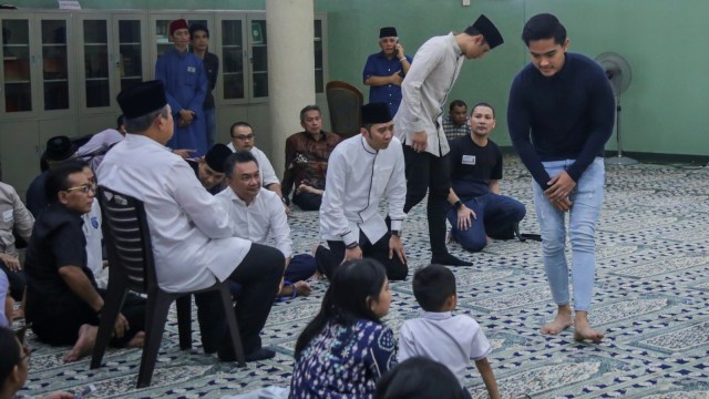 Kaesang Pangarep, putra bungsu Presiden ke-7 RI, Jokowi, melayat Ani Yudhoyono saat disemayamkan di KBRI Siangpura. (Foto: Antara)