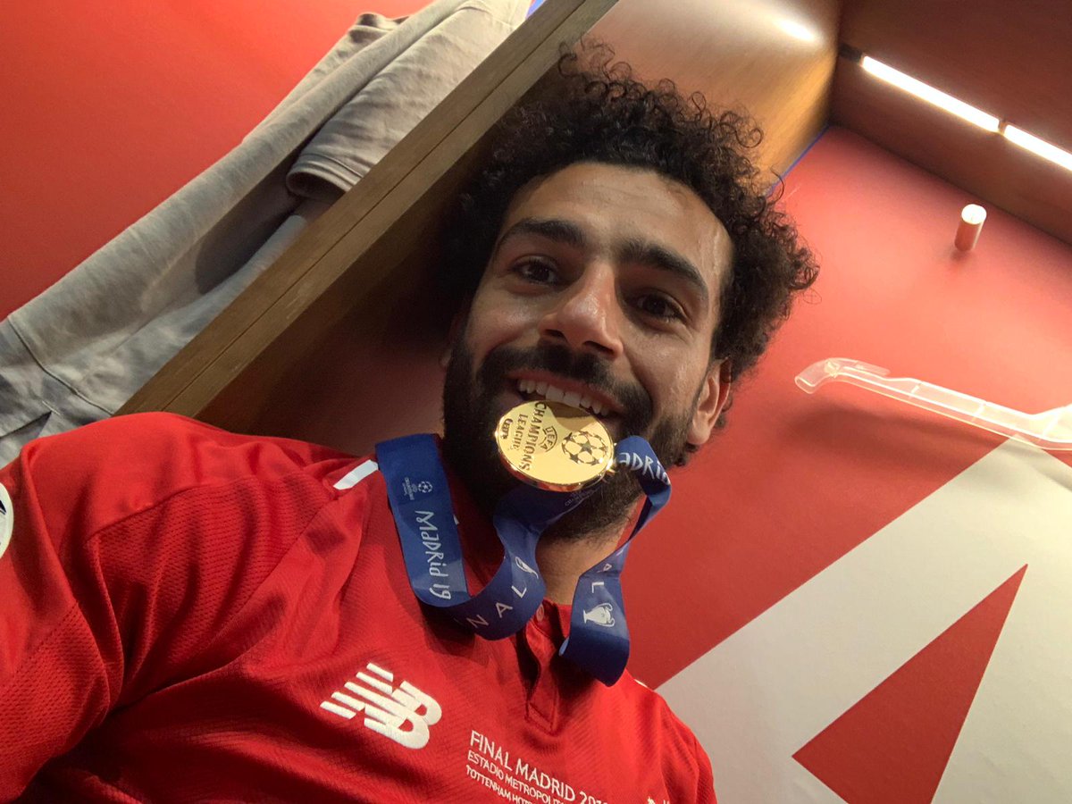 Mohamed Salah sangat berbahagia setelah mimpinya menjuarai Liga Champions musim ini terwujud. (Foto: Twitter/@LFC)