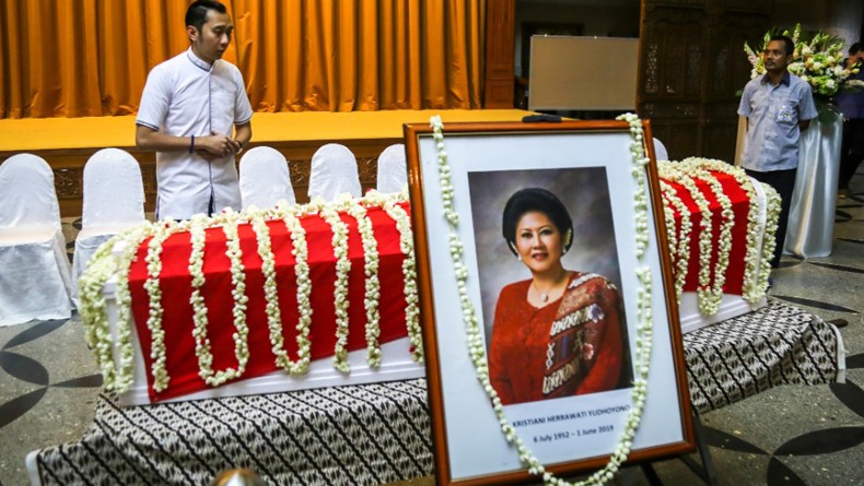 Peti jenazah Ani Yudhoyono berselimut bendera merah putih dan rangkaian bunga melati. (Foto: Antara)