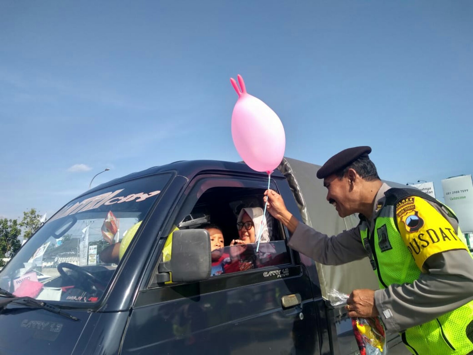 Balon om, gratis buat anaknya. Hati-hati di jalan ya om. Polisi tak lelah ingatkan keselamatan berkendara di Jalan Tol. (Foto:Istimewa)