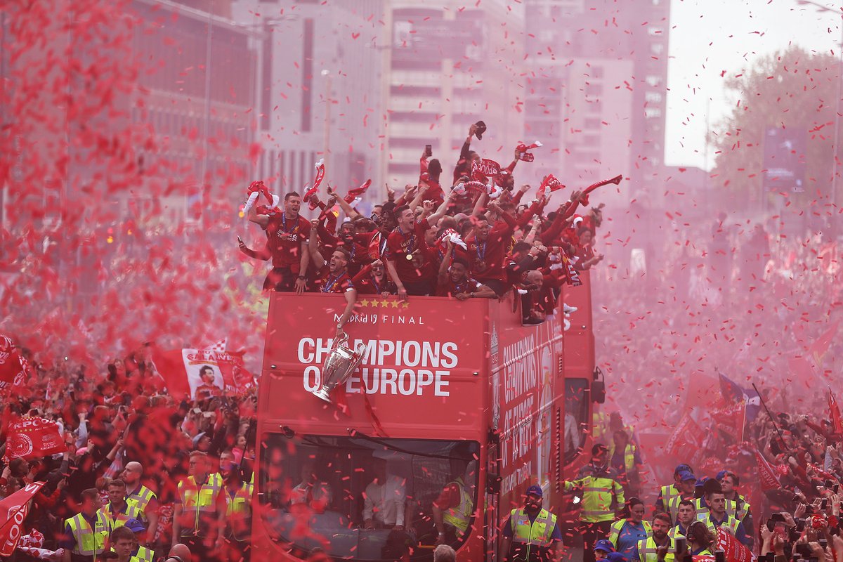Skuat Liverpool disambut meriah oleh pendukungnya ketika tiba di kota mereka. (Foto: Twitter/@LFC)
