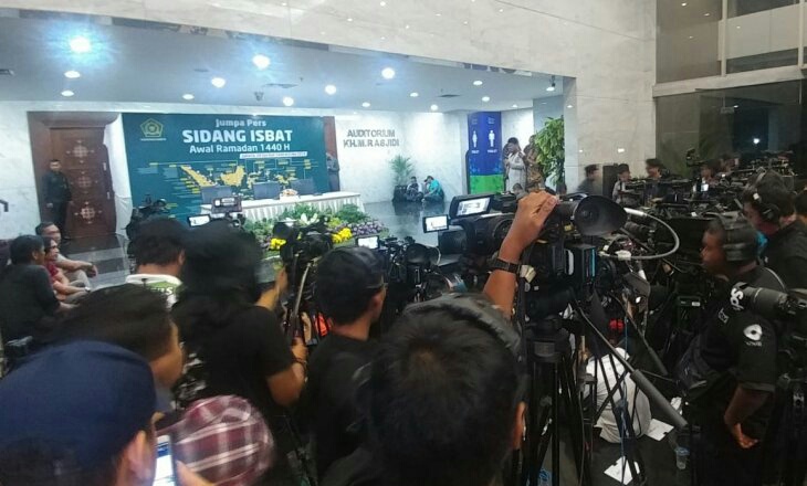Suasana awak media menunggu pengumuman hasil Sidang Isbat awal Ramadhan 1440 Hijriyah/ 2019 Masehi di kantor Kementerian Agama, Jakarta, Minggu 5 Mei 2019. (Foto: Antara/Anom Prihantoro)