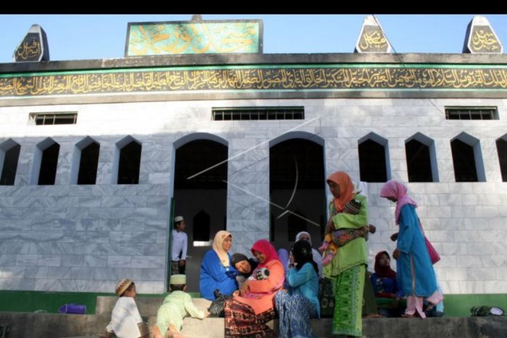 Sejumlah jemaah Al Muhdlor beraktivitas usai menjalani ibadah Shalat Id di Masjid Nur Muhammad, Desa Wates, Sumbergempol, Tulungagung (Foto dokumentasi)