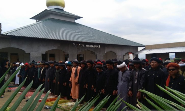 Suasana shalat id jamaah An-Nadzir di Kabupaten Sowa, Sulsel pasca penetapan 1 Syawal 14140 Hijriah yang jatuh pada Senin 3 Juni 2019. (Foto: Antara/ Suriani Mappong)
