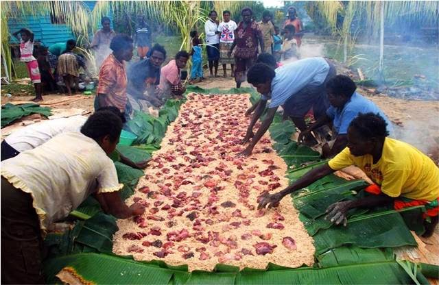 Papua, Merauke dan kekhasannya. Ini adegan memasak Sagu Sef si pizza itu. (Foto:Yennyletsoin.blogspot)