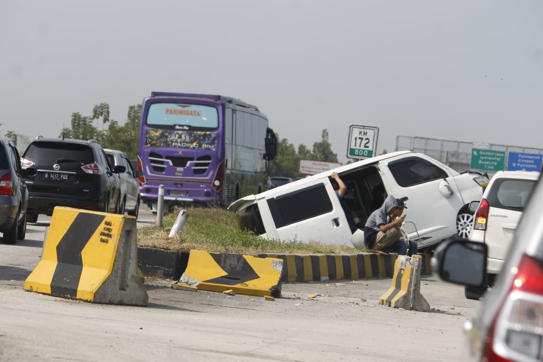 Kecelakaan di ruas tol Cipali, minggu 1 Juni 2019. Pengemudi diduga mengantuk. (Foto: Asmanu/ngopibareng.id)