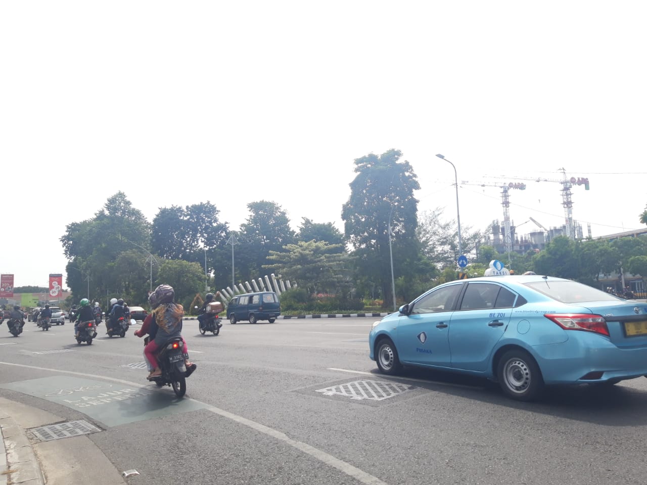 Jalan A. Yani Surabaya, tepat depan Taman Pelangi nampak lengang. (Foto: Haris/ngopibareng.id)