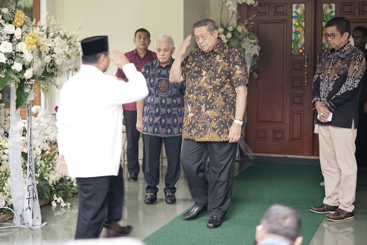 Capres nomor urut 02 Prabowo Subianto tiba di kediaman SBY, Senin, 3 Juni 2019 untuk menyampaikan belasungkawa. (Foto: Ant) 