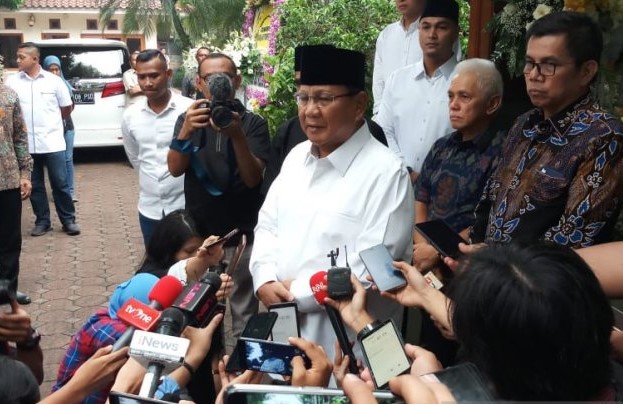 Prabowo memberikan keterangan pers usai bertakziah ke rumah SBY, Senin, 03 Juni 2019. (Foto: Antara)