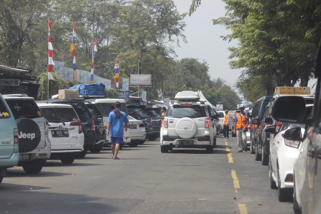Parkir mobil di bahu jalan jelang rest are Cikarang, menmbah kemacetan. (Foto: Asmanu/ngopibareng.id)