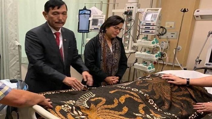 Jenazah Ani Yudhoyono diselimuti kain batik paduan warna hitam dan coklat motif burung phoenix, yang dipesannya untuk seragam Lebaran keluarga SBY.