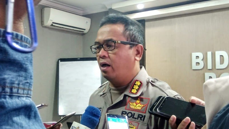 Kepala Bidang Humas Polda Jatim, Kombes Frans Barung Mangera saat memberikan keterangan. (Foto: Farid/ngopibareng.id)