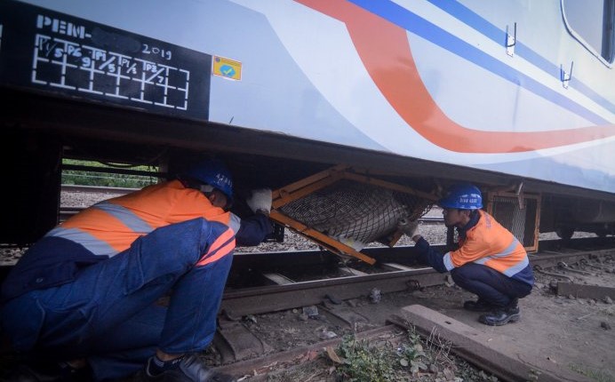 Sejumlah petugas sedang melakukan perbaikan kereta anjlok di Nagreg, Selasa, 4 Juni 2019. (Foto: Antara)