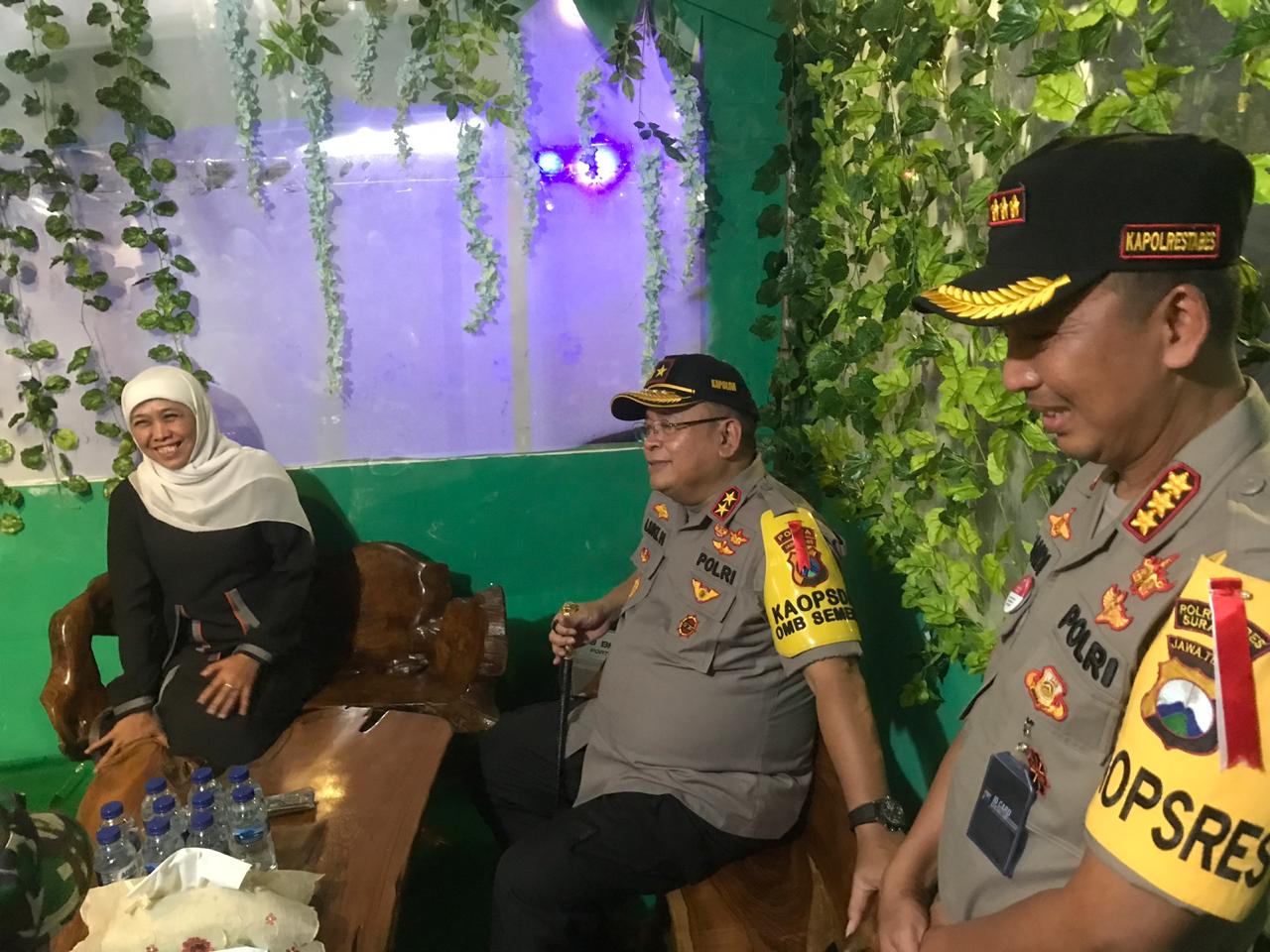 Gubernur Khofifah Indar Parawansa, Kapolda Jatim Irjen Pol Luki Hermawan, dan Kapolrestabes Surabaya, Kombes Pol Sandi Nugroho. (foto: Haris/ngopibareng)