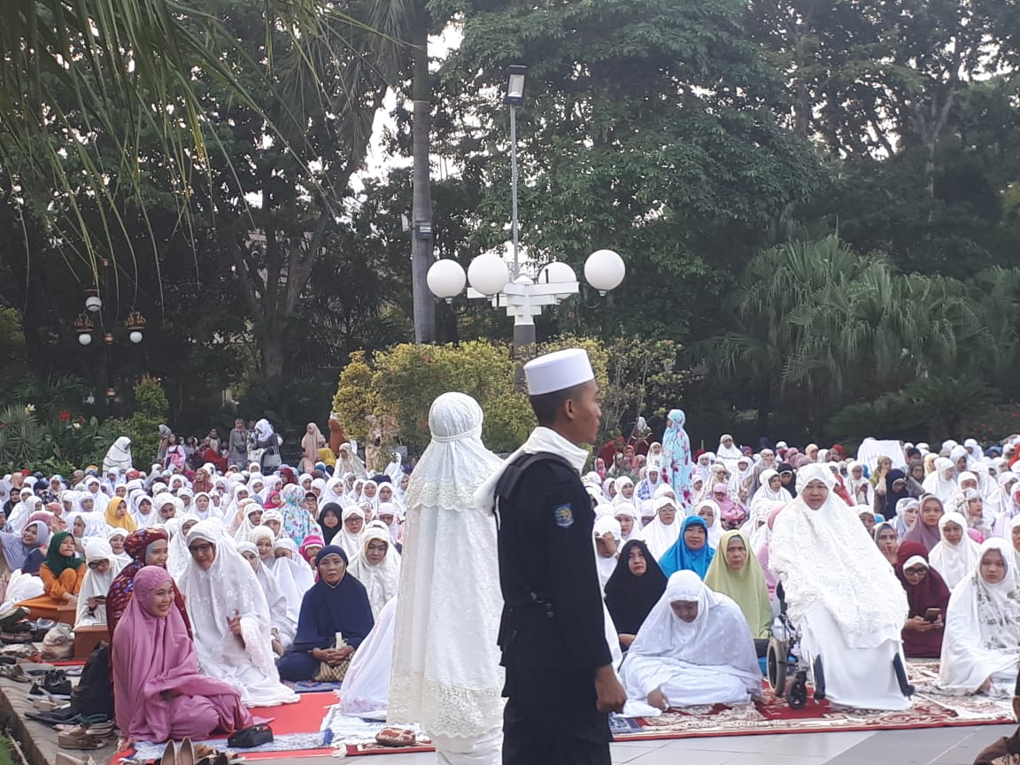 Wali Kota Surabaya Tri Rismaharini tetap mengikuti Shalat Idul Fitri dengan meski harus shalat di atas kursi roda. (Foto: Alief/ngopibareng.id)