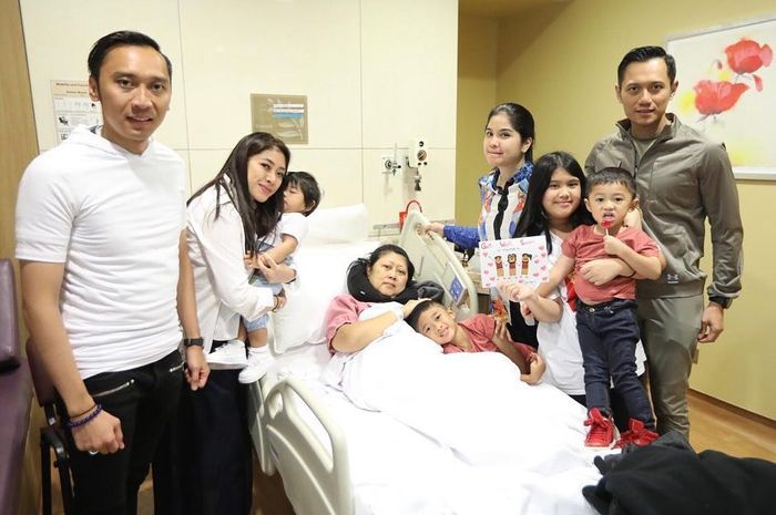 Foto kenangan Annisa Pohan dan keluarga bersama Ani Yudhoyono saat menjalani perawatan kanker darah di National University Hospital (NUH), Singapura. (Foto: Instagram)