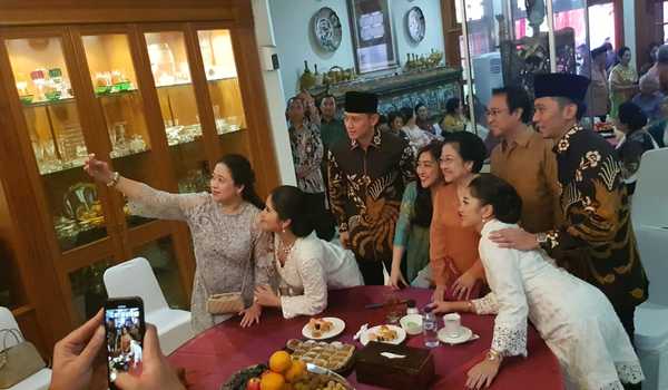 Menko Bidang Pembangunan Manusia dan Kebudayaan RI, Puan Maharani, swafoto bersama keluarga AHY saat berkunjung di kediaman Megawati Soekarnoputri, Rabu 5 Juni 2019.