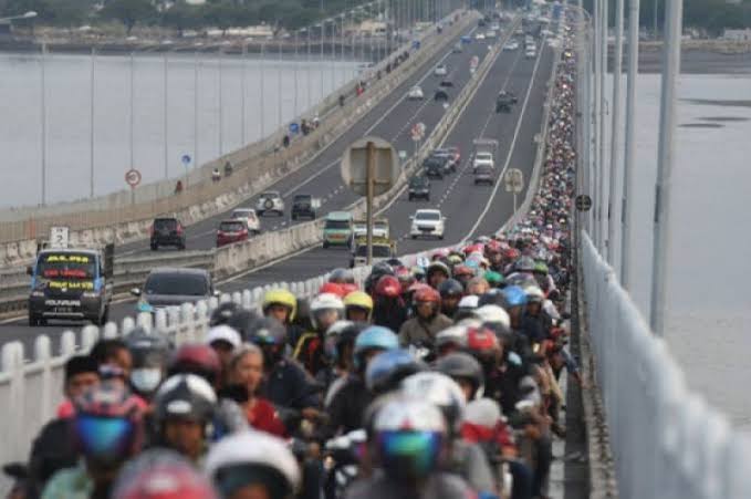 Arus lalu lintas di Jembatan Suramadu, Rabu, 5 Juni 2019. (Foto: Alief/ngopibareng.id)
