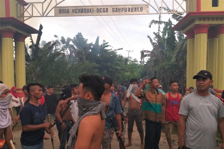 Puluhan pemuda dari Desa Sampuabalo berjaga-jaga usai terjadi keributan antarpemuda di perbatasan antara Desa Gunung Jaya dan Desa Sampuabalo, Buton, Sulawesi Tenggara, Rabu, 5 Juni 2019. (ant)