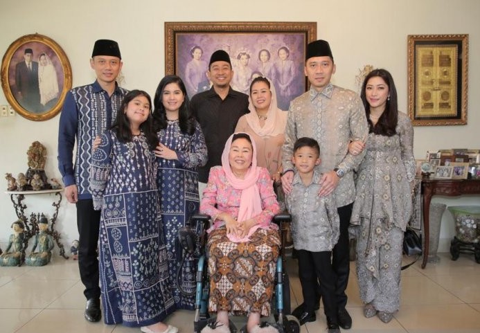 AHY, Ibas, dan Keluarga foto bersama usai silaturahmi ke rumah Sinta Wahid. (Foto: Ant)