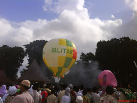 Ini tahun lalu, dan rupanya yang terakhir. Tak ada balon udara lagi. Pemkot Kota Blitar sudah melarang keras penerbangan balon udara. (Foto:dok/Istimewa)