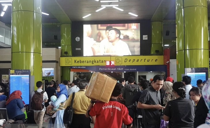 Pemudik memadati Stasiun Gambir, Jakarta, Jumat 7 Juni 2019. (Foto: dok/antara)