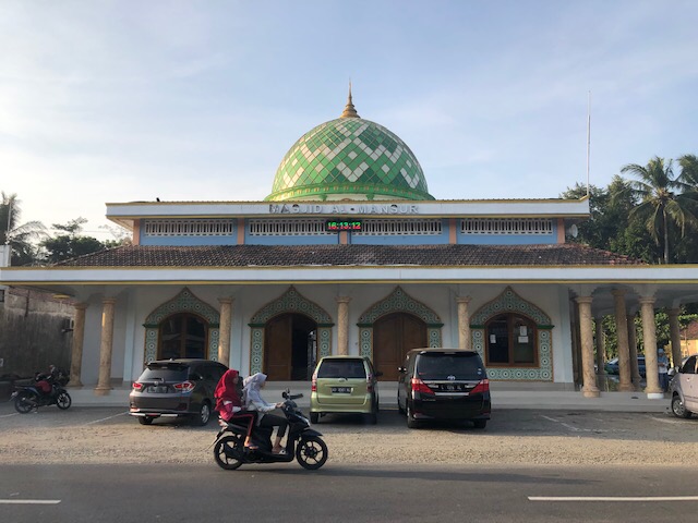 Masjid Al Mansur, Merit, Kebumen yang menyediakan fasilitas lengkap pemudik. (foto arif afandi/ngopibareng.id)