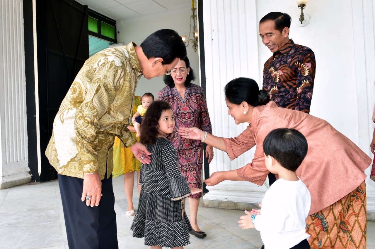 Presiden Joko Widodo pun turut membawa cucu pertamanya Jan Ethes Srinarendra tiba di keraton Jogjakarta.