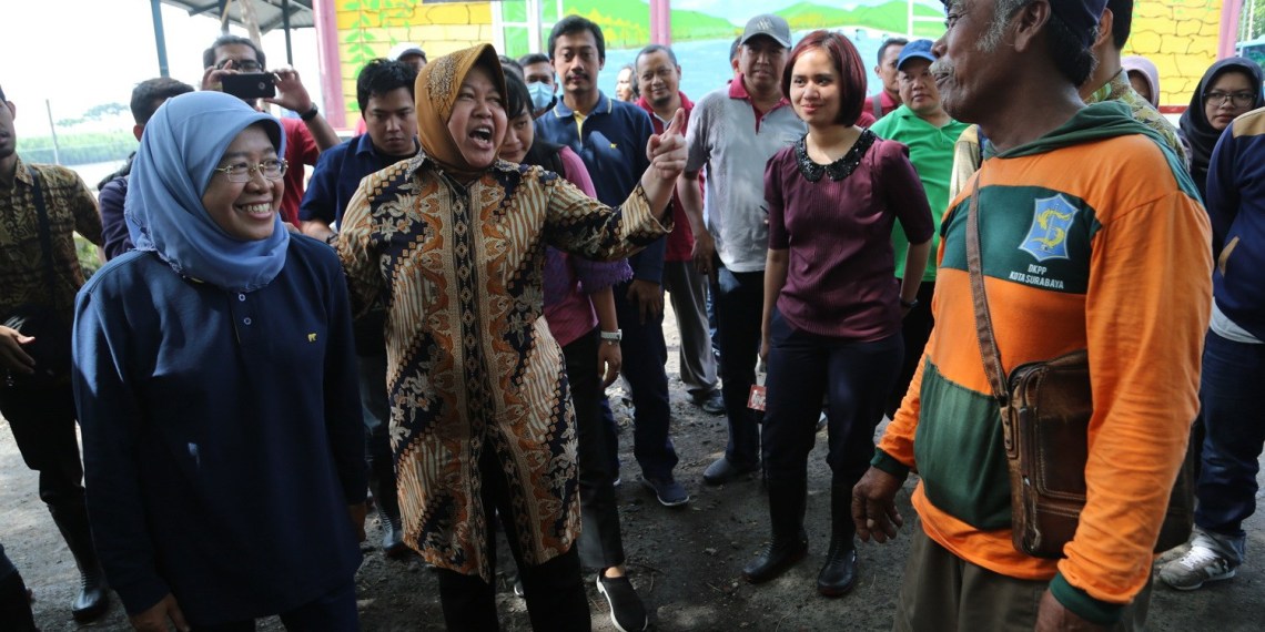 Wali Kota Surabaya Tri Rismaharini bercengkerama dengan para pekerja. (Foto: ist/ngopibareng.id)
