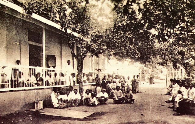 Antrean pasien Klinik Mata Surabaya (kini RSMU) di tahun 1926. (Foto Dok RSMU)