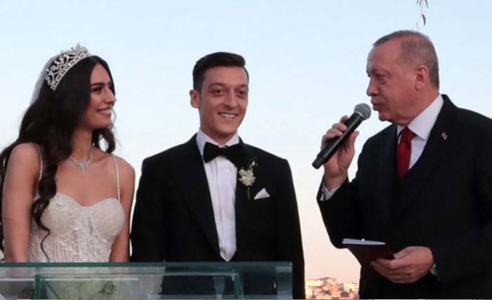 Mesut Ozil menikah dengan mantan Miss Turki Amine Gulse, hari Jumat kemarin, dihadiri Presiden Turki  Recep Tayyip Erdogan. (Foto:AFP)