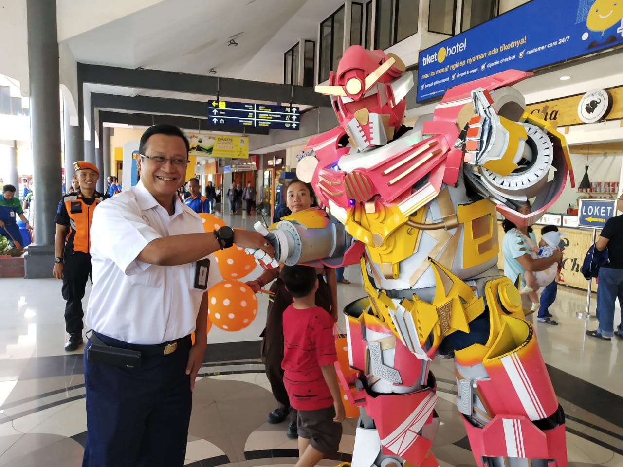 Aksi Robot di Stasiun Gubeng Surabaya. (foto: Haris/ngopibareng.id)