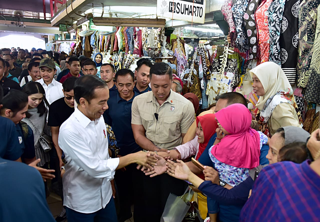 Presiden Joko Widodo beserta Ibu Negara Iriana Joko Widodo mengunjungi Pasar Beringharjo, Jogjakarta. (Foto: setneg for ngopibareng.id)