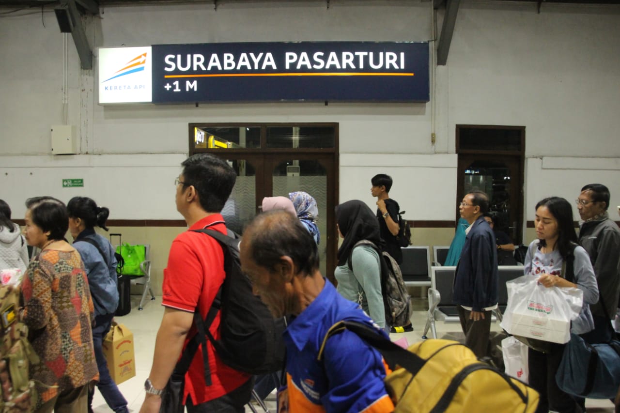 Para penumpang di Stasiun Pasar Turi, Surabaya. (Foto: Faiq/ngopibareng)