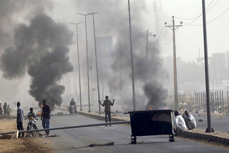 Demonstran mendirikan barikade di jalan dan menuntut agar Dewan Militer Transisi negara itu menyerahkan kekuasaan kepada warga sipil di Khartoum, Sudan, Senin lalu. (Reuters)