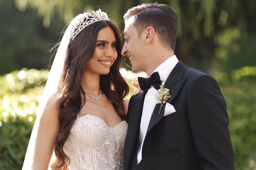 Mesut Ozil merayakan pernikahannya dengan Miss Turki. (Foto: Twitter/@MesutOzil1088)