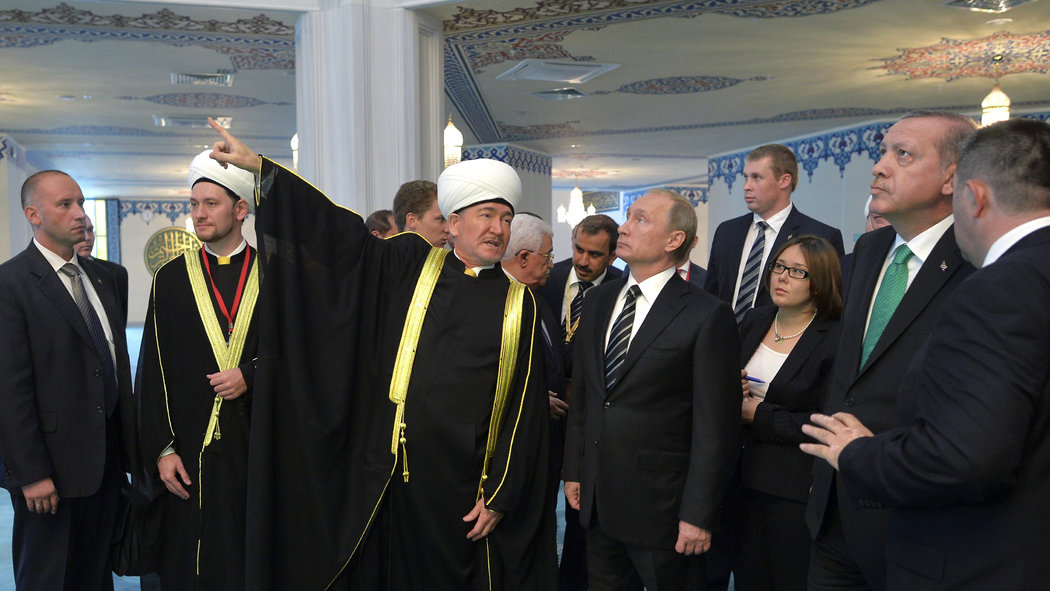 Vladimir Putin saat mengunjungi sebuah masjid di Moskow. (Foto: newyorktime)