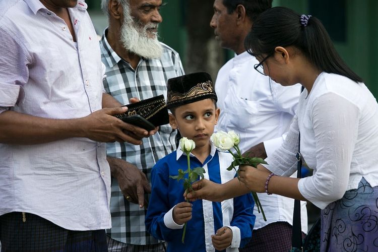 Umat Buddha di Myanmar, membagikan mawar putih kepada umat Islam