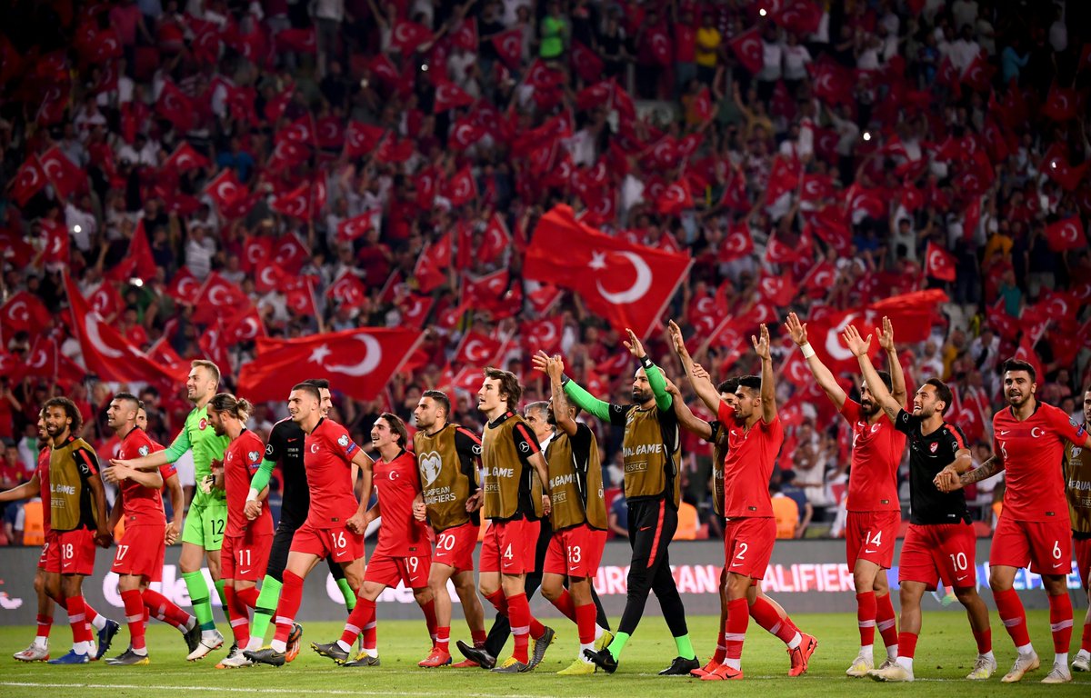 Para pemain Turki merayakan kemenangan atas Perancis di kualifikasi Piala Eropa. (Foto: Twitter/@UEFAEURO)